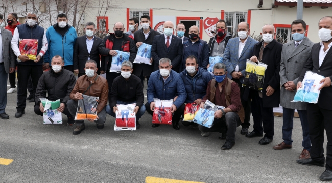 Büyükşehir'den Amatör Futbol Kulüplerine Malzeme Desteği