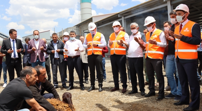 Çat Belediyesi'nin hizmet filosuna kazandırılan beton mikseri, beton pompası ve forklift iş makinaları için kurban kesildi