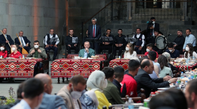 Cumhurbaşkanı Erdoğan, Erzurum'da gençlerle bir araya geldi