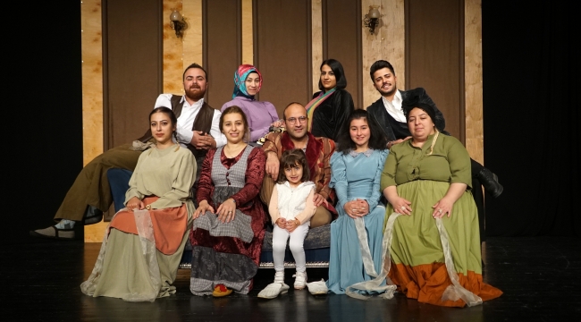 EBB Şehir Tiyatrosu Perdelerini "Zoraki Takip" İle Açtı