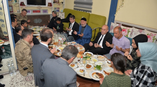 Erzurum Valisi Memiş, Atmaca Ailesinin İftar Sofrasına Konuk Oldu
