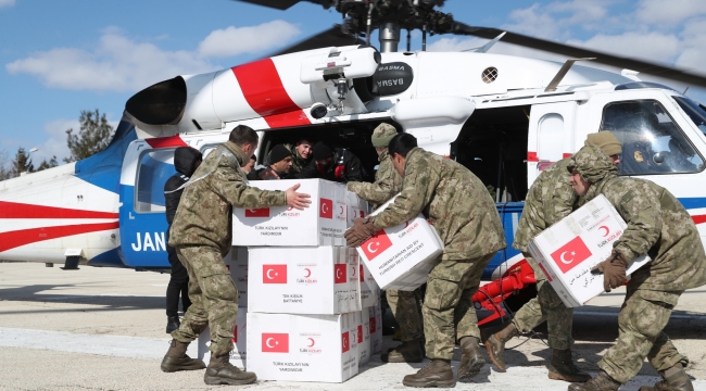 Kırsal Kesimlere Helikopterlerle Yardım Ulaştırılıyor