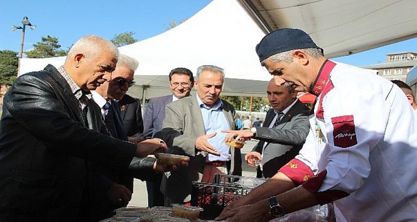 Erzurum İl Kültür ve Turizm Müdürlüğü Aşure dağıttı