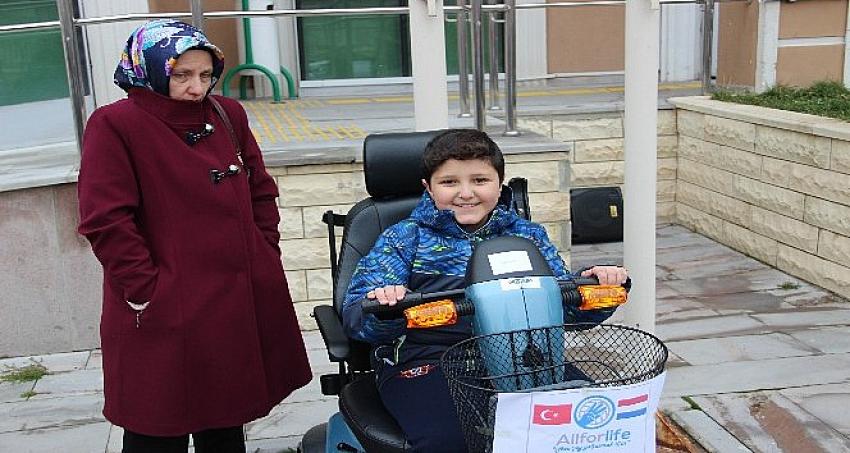 Hollanda'daki Türkler'den engellilere yardım eli