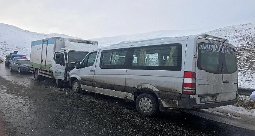 Erzurum'da kamyonet ile minibüs çarpıştı: 8 yaralı