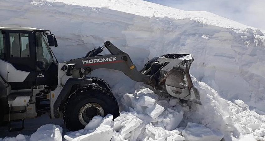 Erzurum'da Nisan ayında karla mücadele çalışması