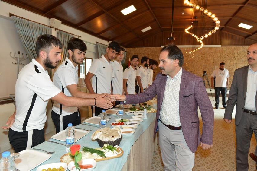 Uçar'dan  Yakutiye Belediyesporlu futbolcularla prim jesti