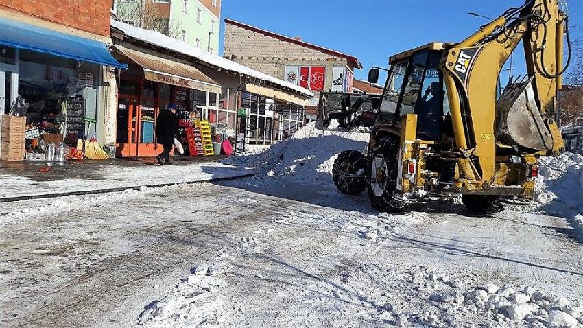 Erzurum'un Çat ilçesinde bu yıl adeta kar savaşı yaşanıyor