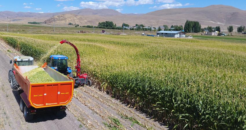 Büyükşehir'den çiftçilere tarım makinası desteği