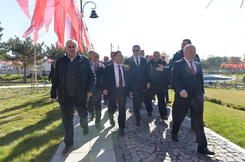 Erzurum'a yeşil bir alan daha:100 yıl Millet bahçesi açıldı