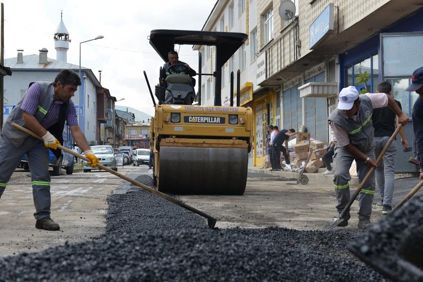 Yakutiye'de Bozuk Yollar Onarılıyor