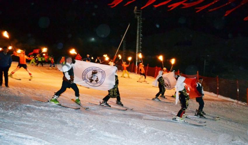 Yöresel kıyafetli kayakçıların meşaleli - Türk Bayraklı gece kayağı büyüledi