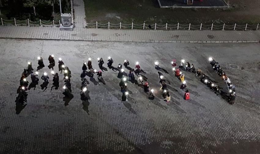 Yurtta kalan öğrencilerden Mehmetçiğe ışıklı destek