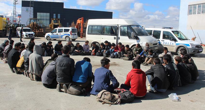 12 kişilik minibüsten 42 kaçak göçmen çıktı