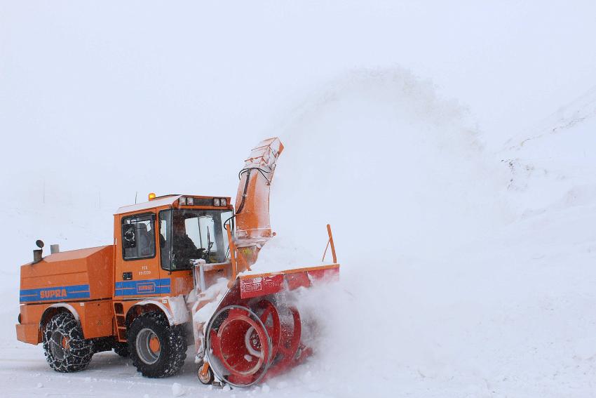 Doğu'da Nisan ayında karla mücadele çalışmaları devam ediyor