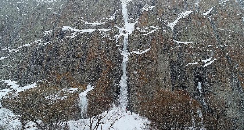 Erzurum'da buz şelalesine nefes kesen tırmanış