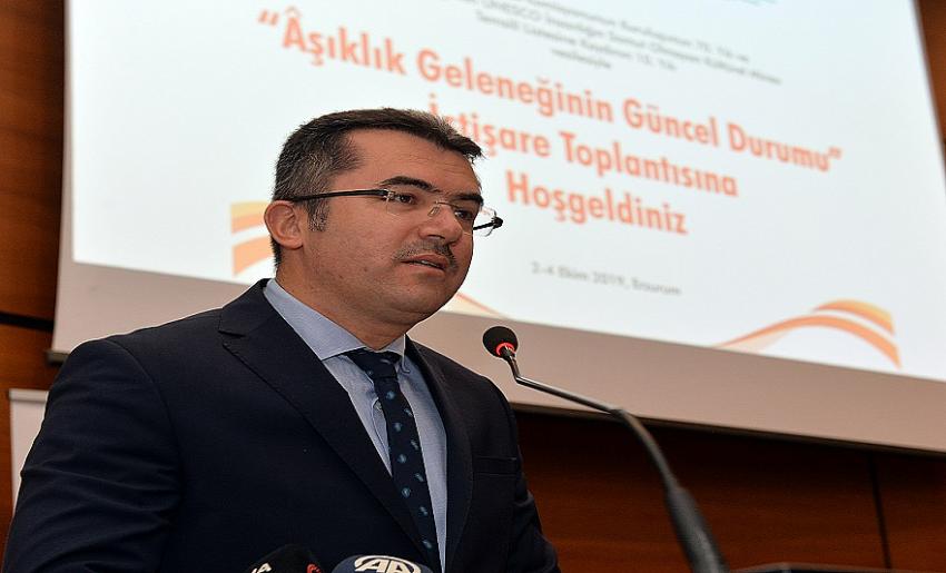 Vali Memiş; 'Aşıklar Geçmişin Facebook ve Twitter'i Gibiydi'