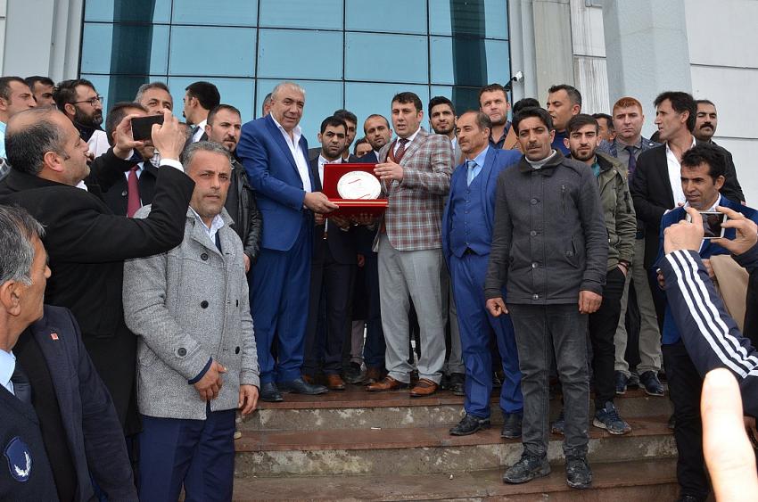 AK Parti'den Çat Belediye Başkanı seçilen Melik Yaşar göreve bugün başladı