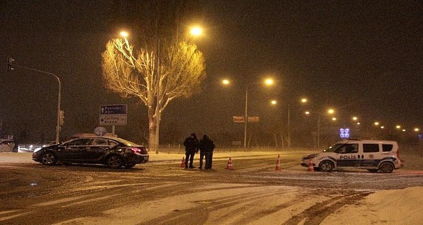 Erzurum'da yoğun kar ve tipi yolları ulaşıma kapadı