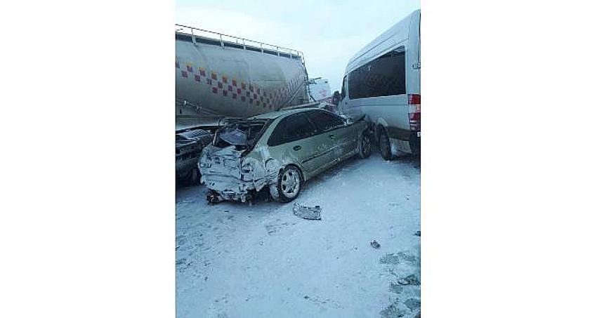 Erzurum'da 10 aracın karıştığı zincirleme trafik kazası: 1 ölü