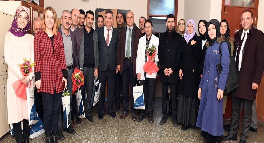 Ali Korkut, öğretmenler gününü okulda kutladı