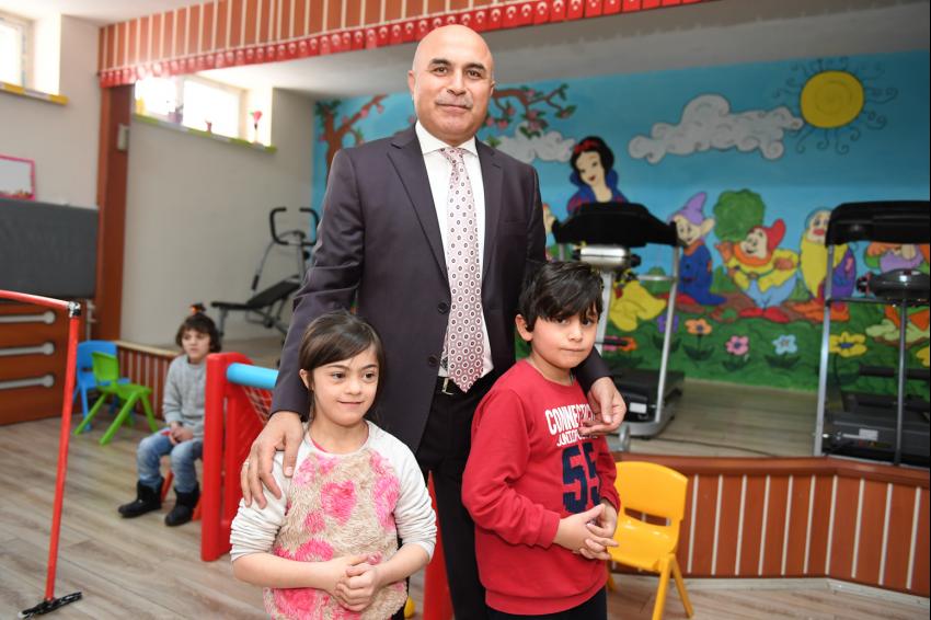 Ali Korkut, Erzurum Özel Eğitim Uygulama Merkezini ziyaret etti