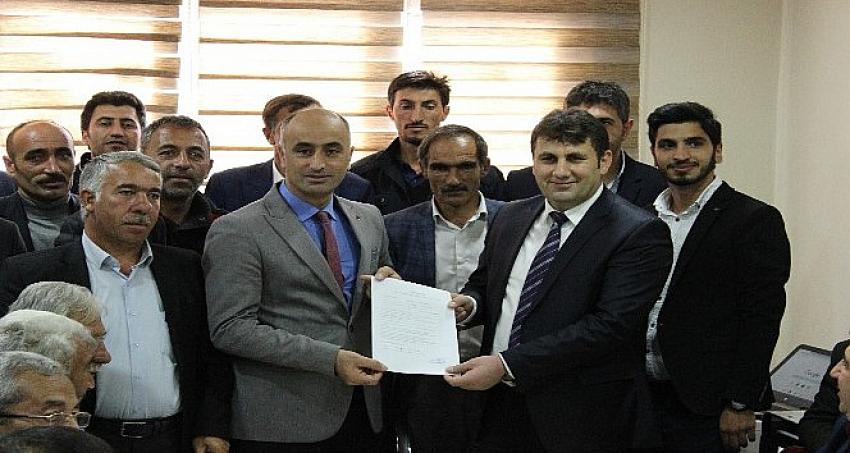 Melik Yaşar, AK Parti'den Çat Belediye Başkan aday adayı oldu