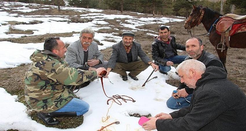 Atlarla 'karlı pekmez' yemeye gittiler