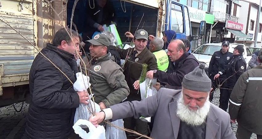 Erzurum'da Orman Bölge Müdürlüğü Berat Kandili dolayısıyla ücretsiz fidan dağıtımı yaptı