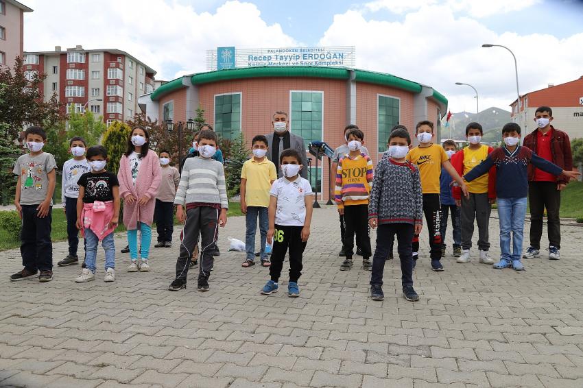 Palandöken Belediyesi çocuklara özel maske üretti