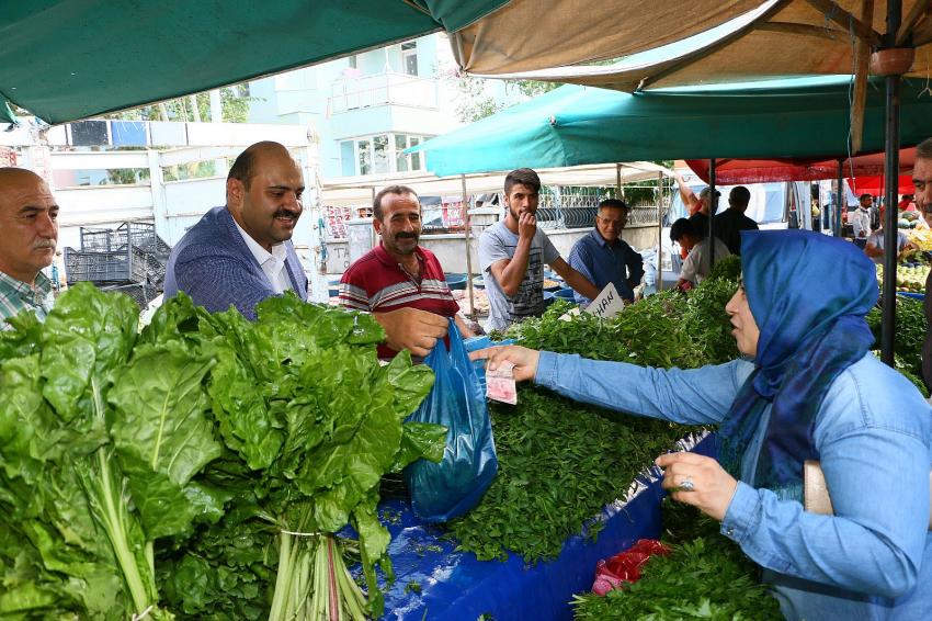 Başkan Orhan Tezgaha Geçti Vatandaşlara Satış Yaptı