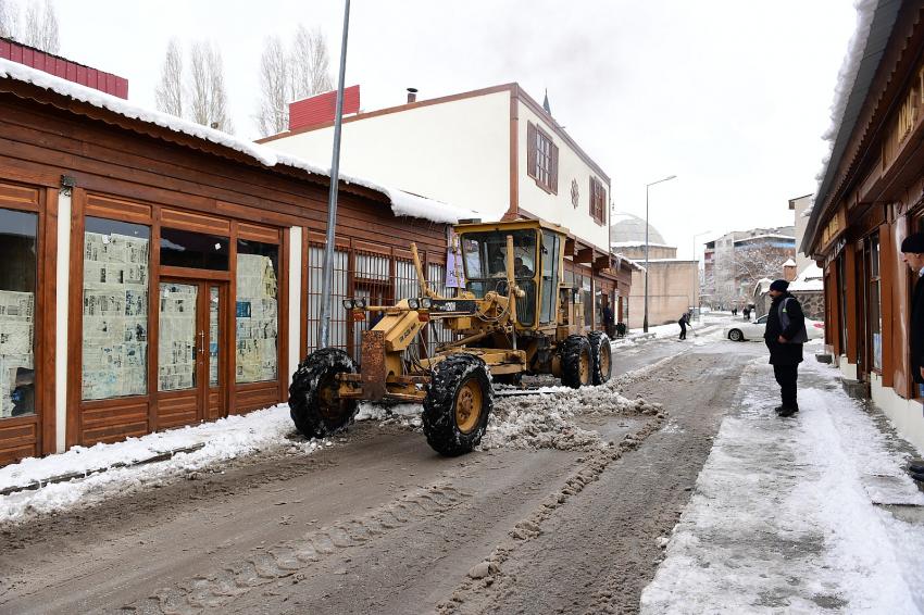 Yakutiye Belediyesi karla mücadelede yoğun mesaiye başladı