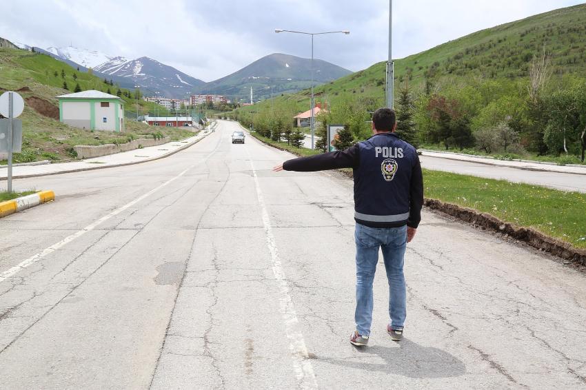 Erzurum'da Sokağa Çıkan 23 Kişiye Para Cezası