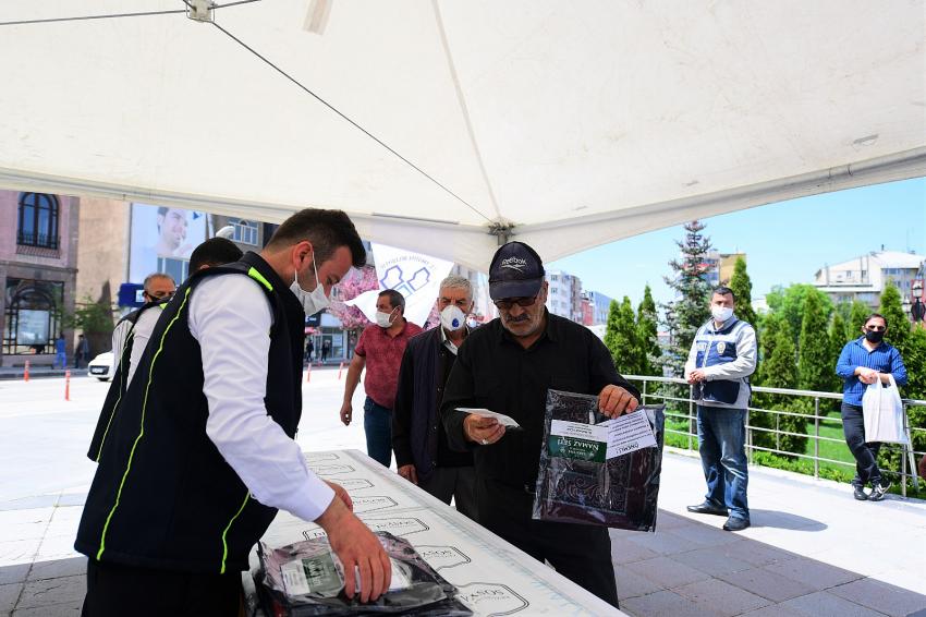 Yakutiye Belediyesi 10 Bin Seccade Ve Maske Dağıtıı